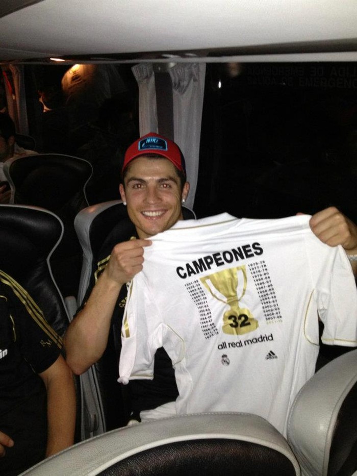 Ngôi sao người BĐN ăn mừng với chiếc áo có in hình chiếc Cup vô địch với con số 32 - số lần vô địch trong lịch sử La Liga của CLB Real tính tới nay